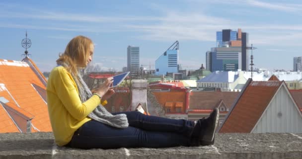 Dívka s pad a městské panorama - Záběry, video