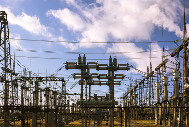 Central eléctrica, estación de transformación. Multitud de cables y wir
 - Foto, Imagen