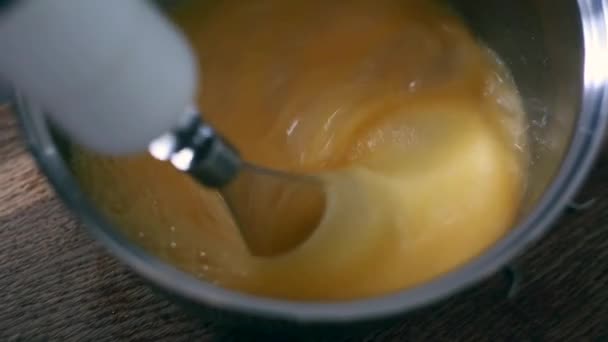 Женщина дома блендер смешивает яйца и сахар для теста
 - Кадры, видео