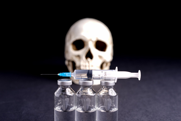 kafatası, şırınga ve tıbbi şişeleri - Fotoğraf, Görsel