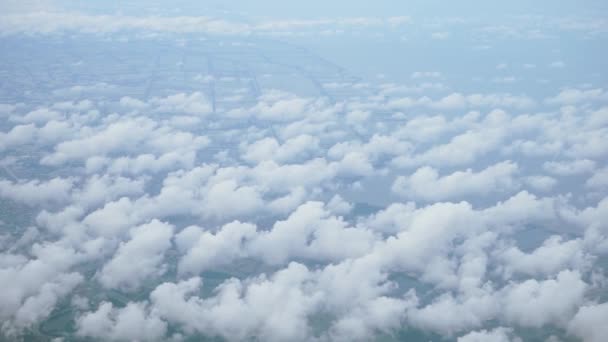 Widok z góry, nad chmurami, scena wiejska poniżej - Materiał filmowy, wideo