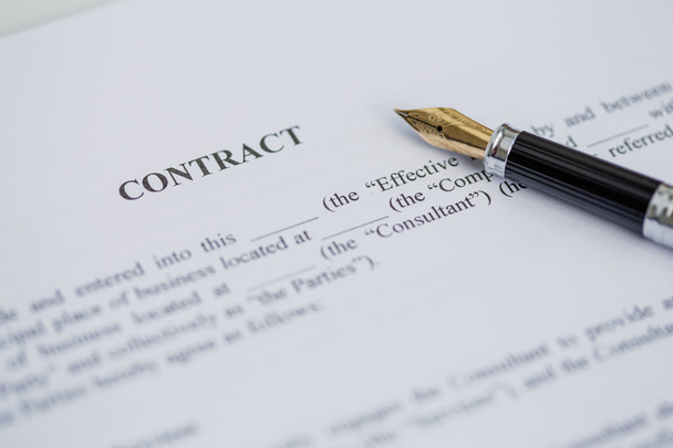 Contract en pen close-up - Foto, afbeelding