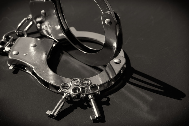 Сталеві наручники та ключі
 - Фото, зображення