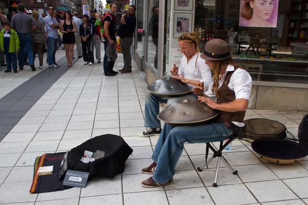 STOCKHOLM, SWEDEN. AUGUST 21, 2011. Buskers with hangs - Photo, Image