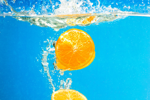 citrusové řezy šplouchání ve vodě - Fotografie, Obrázek