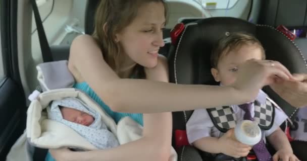 Mutter mit Kindern im Auto unterwegs - Filmmaterial, Video