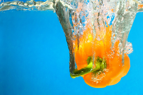 YELLOW PEPPER SPLASHING IN WATER - Fotografie, Obrázek