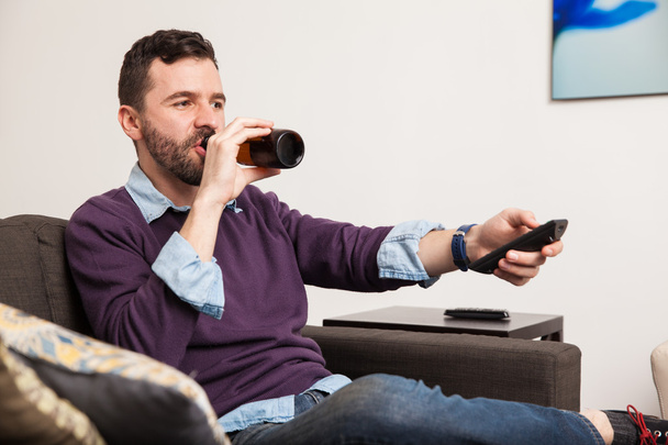Homem assistindo tv em casa - Foto, Imagem