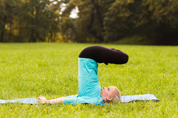 Žena cvičí jógu v parku - Fotografie, Obrázek