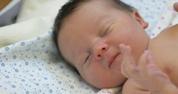 Bebé recién nacido Despertando del sueño
 - Imágenes, Vídeo