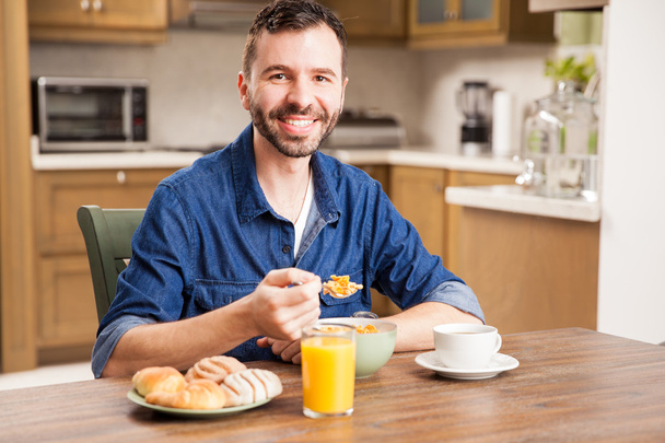 чоловік їсть здоровий сніданок
 - Фото, зображення
