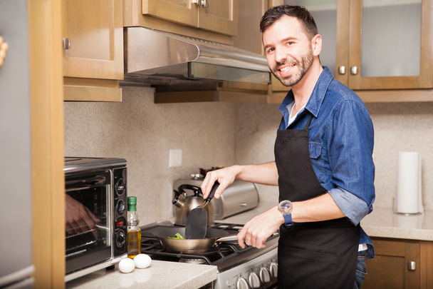 muž v zástěře vaření - Fotografie, Obrázek