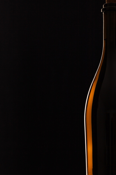 Detalhe da garrafa com vinho tinto
  - Foto, Imagem
