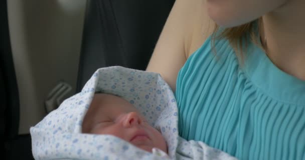 新しい生まれた赤ちゃんの母親の手の中に眠っています。 - 映像、動画