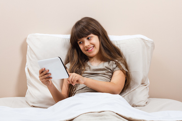 girl in bed using tablet - Foto, Imagen