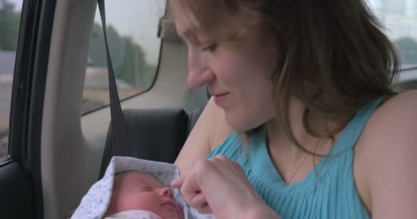 Μητέρα με το νεογέννητο μωρό στο αυτοκίνητο - Πλάνα, βίντεο