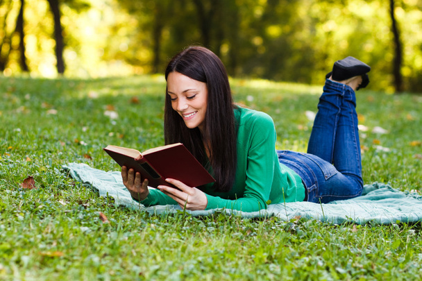woman in park reading book - Zdjęcie, obraz
