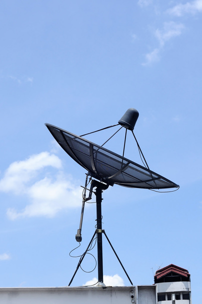 Uydu çanağı üzerine bina - Fotoğraf, Görsel