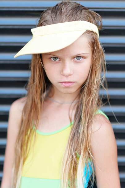 portrait of little girl outdoors in summer - Foto, afbeelding