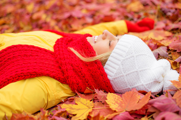 Femme couchée dans les feuilles
 - Photo, image