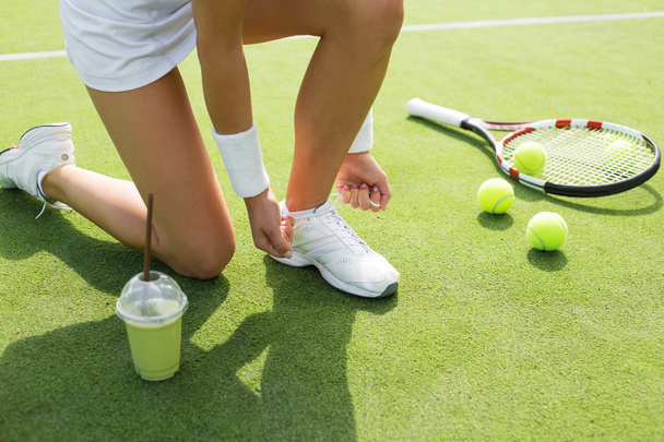 Tennisspieler bindet Schuhe - Foto, Bild