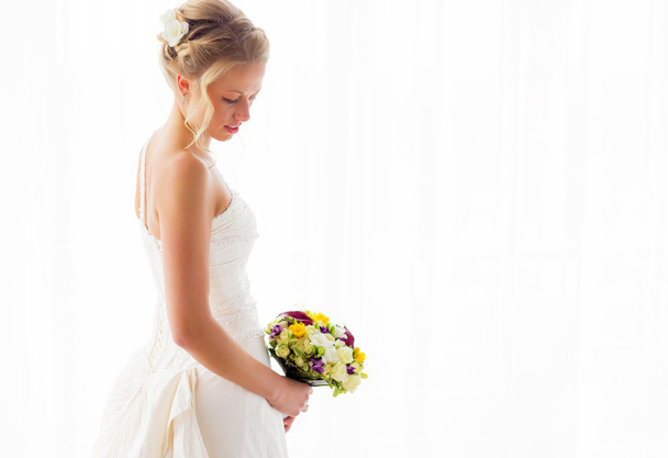 bruid met bruiloft boeket - Foto, afbeelding