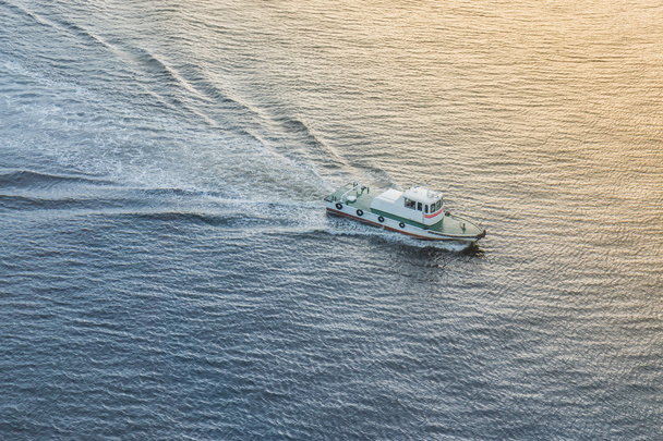 Швидкісний човен на морі під час заходу сонця
. - Фото, зображення
