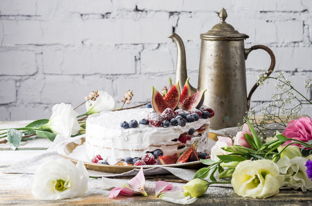 Romantische cake met bloemen - Foto, afbeelding