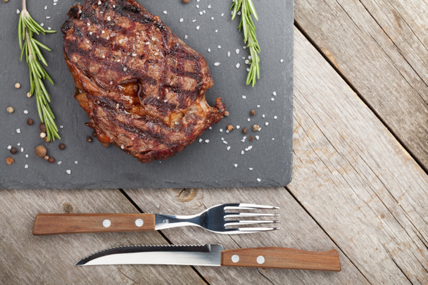 rundvlees steaks met rozemarijn - Foto, afbeelding