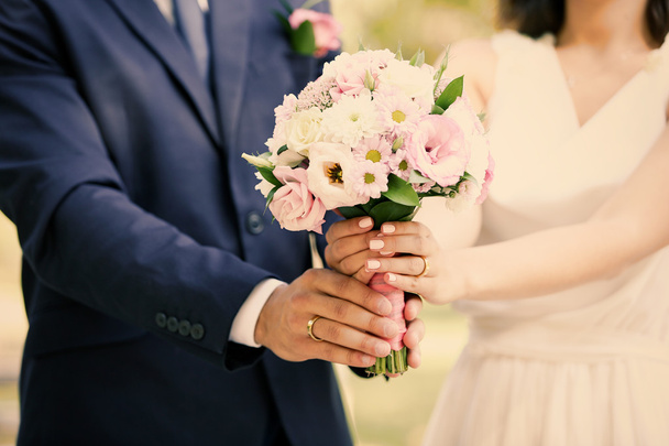 Bride and groom with wedding bouquet  - 写真・画像