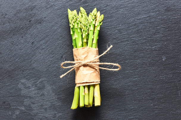 rijp groene asperges - Foto, afbeelding