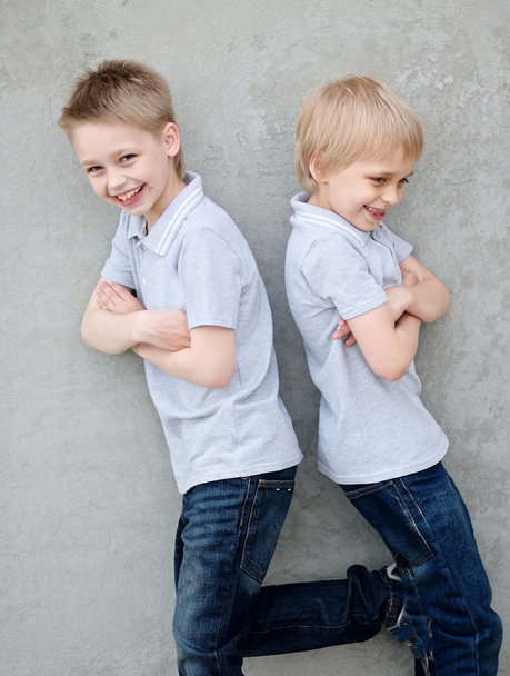 Retrato de dos chicos en verano al aire libre
 - Foto, Imagen