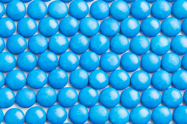 Cerca arreglado cuidadosamente caramelos de chocolate con leche azul cáscara crujiente
 - Foto, imagen