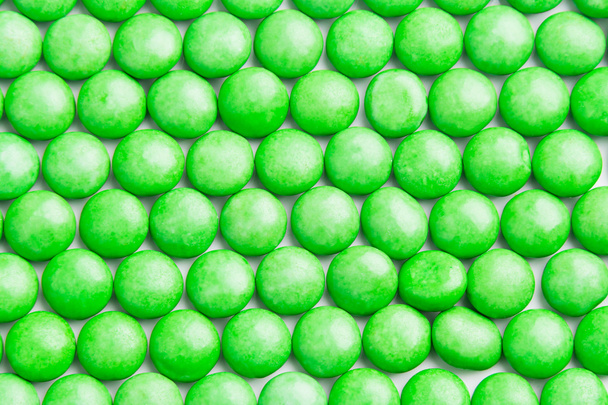 Nahaufnahme sauber arrangierte grüne Milchschokolade Bonbons knusprige Schale - Foto, Bild