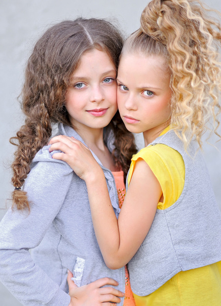portrait of two girls of girlfriends on a summer nature - Foto, imagen