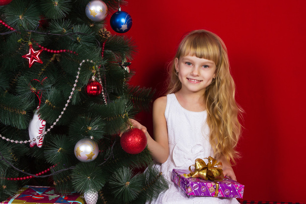 Όμορφο μωρό gir κοντά το χριστουγεννιάτικο δέντρο στο πρωτοχρονιάτικο ρεβεγιόν - Φωτογραφία, εικόνα