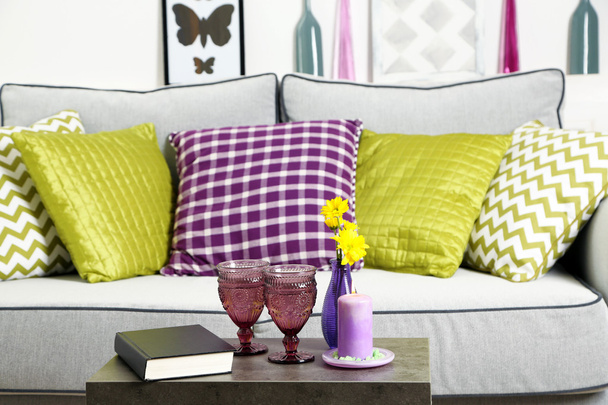 Oreillers colorés sur canapé
 - Photo, image
