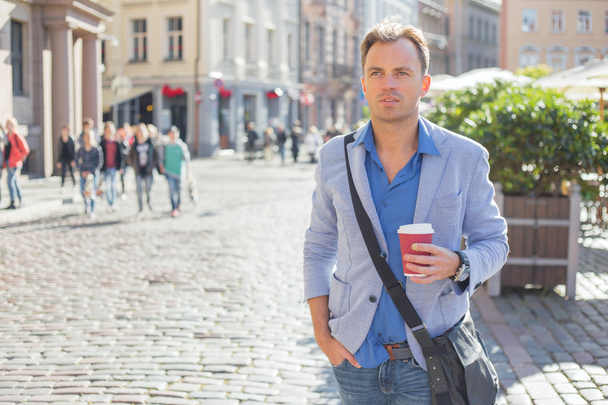 Homem com café ao ar livre - Foto, Imagem