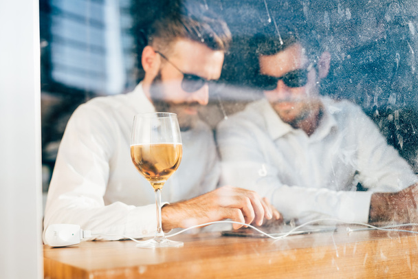 homens de negócios sentados em um bar
  - Foto, Imagem