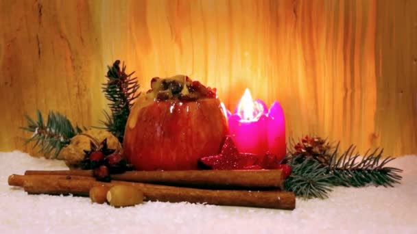 クリスマスの装飾と流れる蜜の焼きリンゴ. - 映像、動画