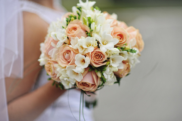 bouquet de mariage à portée de main de la mariée
 - Photo, image