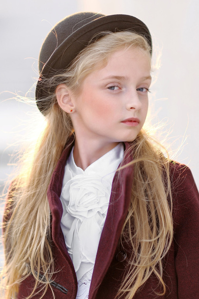 portrait of little girl outdoors in autumn - Zdjęcie, obraz