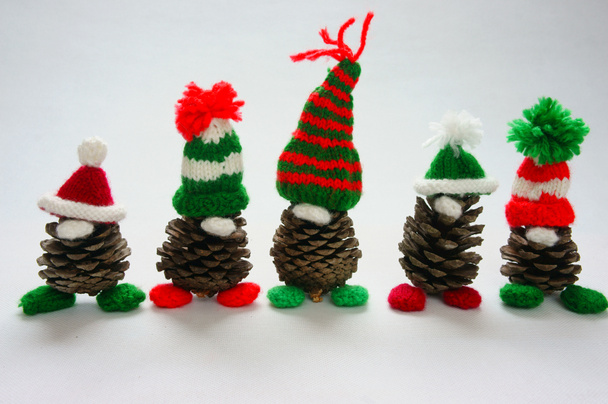 Gnomo de pino de Navidad, cono de pino de Navidad, regalo
 - Foto, imagen