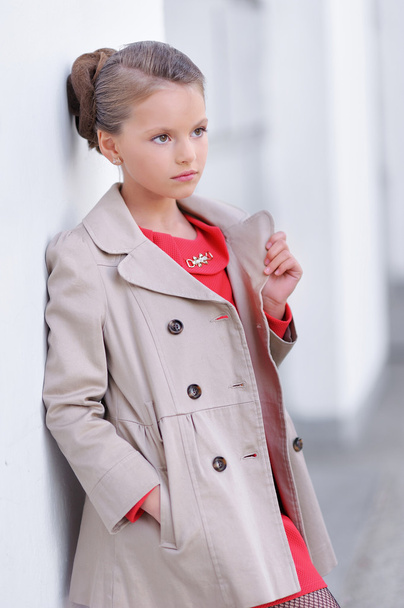portrait of little girl outdoors in autumn - Foto, imagen