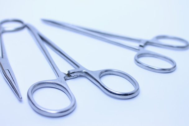Diferentes instrumentos quirúrgicos
 - Foto, Imagen