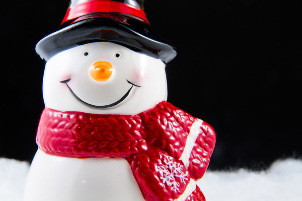 gelukkig uitziende sneeuwpop glimlachend in Kerstdag. - Foto, afbeelding