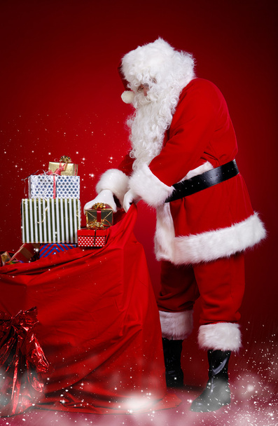 père Noël portant cadeaux
 - Photo, image
