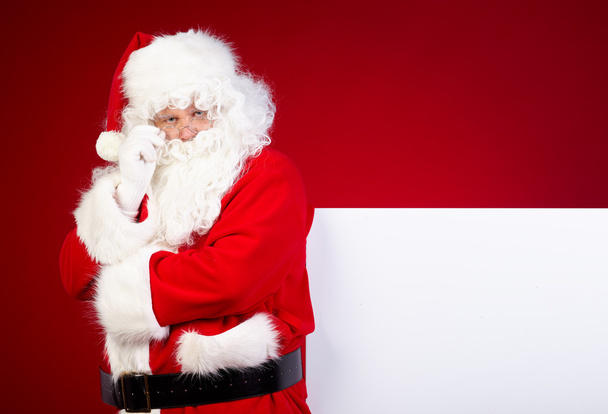 Weihnachtsmann zeigt auf weißen Rohling - Foto, Bild
