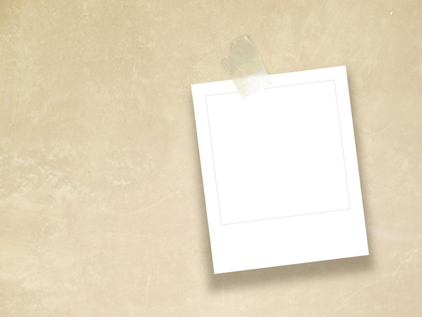 Jednočtvercové prázdné instantní Foto rámy se skotskou páskou na světle hnědé sádrobetonové stěně - Fotografie, Obrázek