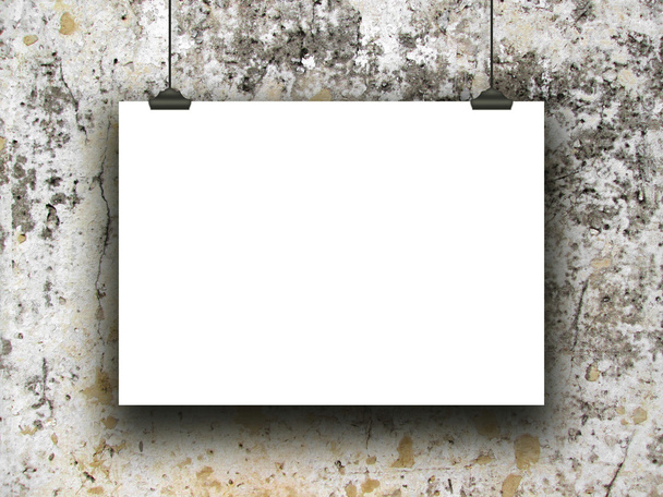 Hoja de papel horizontal colgada única con clips en pared de hormigón moldeado y envejecido
 - Foto, imagen